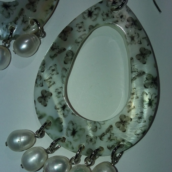 Butterfly bohemian dangle earrings with pearl drop - Picture 3 of 3